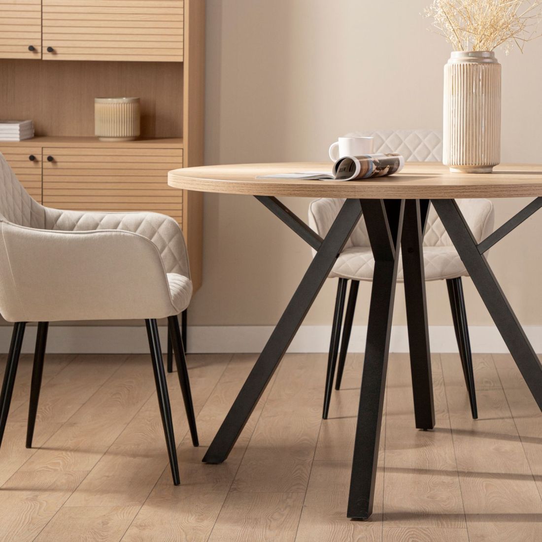 Mesa de comedor redonda Ø120 en madera color natural con pata negra Circle  | Klast Home