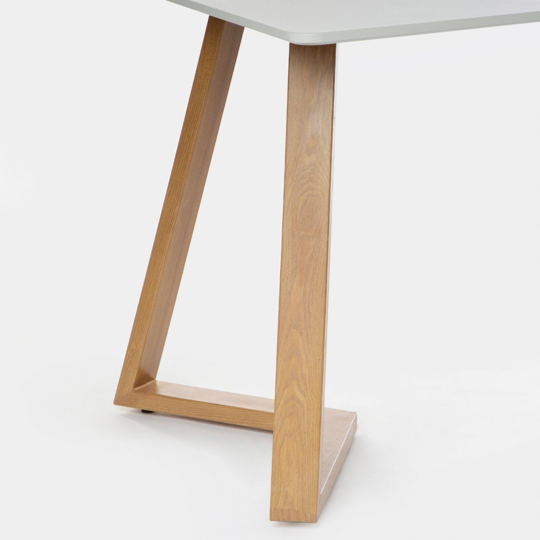 Mesa de comedor rectangular con patas metálicas y sillas de pvc patas  madera Merkamueble